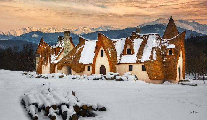 Castelul De Lut Valea Zanelor Castelul De La Poalele Munților Făgăraș Desprins Parcă Dintr O Poveste Cu Zane și Feți Frumoși A Devenit Punct De Atracție Pentru Turiști Din Intreaga Lume Imperialtransilvania