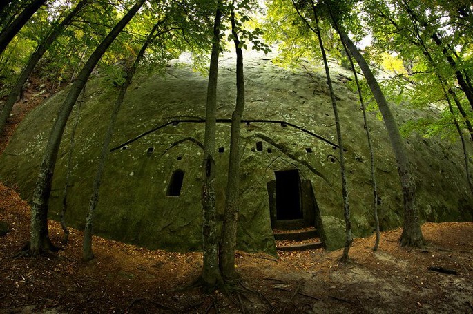 The rupestral settlements of the Buzău Mountains