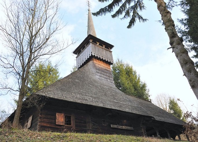 Cele doua biserici din lemn din Călinești în Maramureș