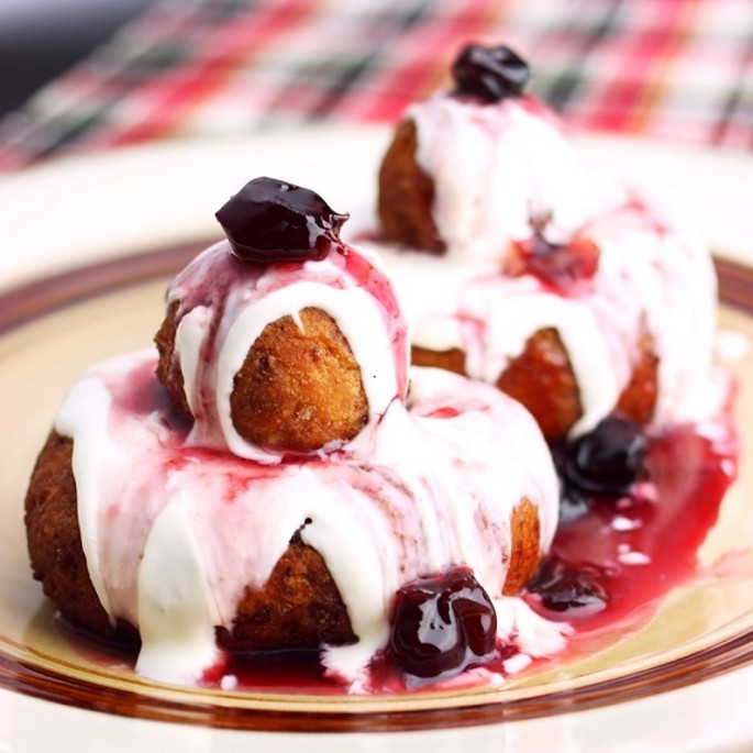 Dumplings with sour cream and jam