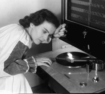 Photo: Maria Tănase in her home in Bucharest, March, 1942. Sourse: Landesarchiv Baden-Württemberg / Willy Pragher.