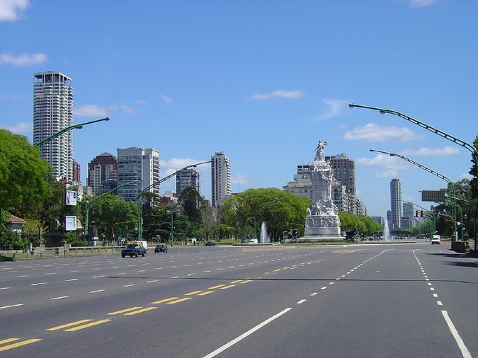 Av Libertador, monumento Españoles - Buenos Aires Av Libertador, monumento Españoles - Buenos Aires