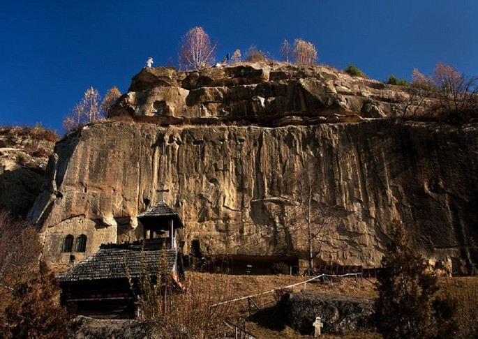 Corbii de Piatră (The Stone Ravens) Monastery