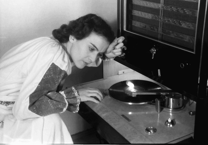Photo: Maria Tănase in her home in Bucharest, March, 1942. Sourse: Landesarchiv Baden-Württemberg / Willy Pragher. Photo: Maria Tănase in her home in Bucharest, March, 1942. Sourse: Landesarchiv Baden-Württemberg / Willy Pragher.