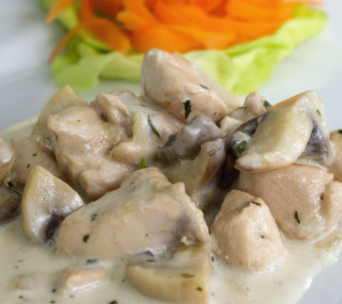 Moldovan-style chicken with mushrooms and sour cream