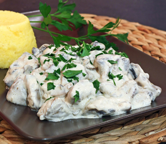 Pollo moldavo con funghi e panna