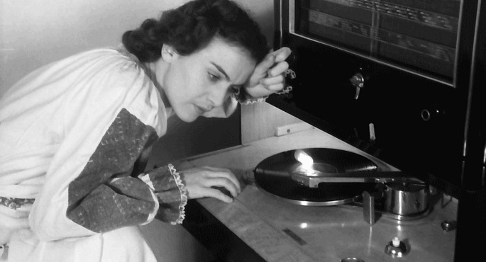 Photo: Maria Tănase in her home in Bucharest, March, 1942. Sourse: Landesarchiv Baden-Württemberg / Willy Pragher. Photo: Maria Tănase in her home in Bucharest, March, 1942. Sourse: Landesarchiv Baden-Württemberg / Willy Pragher.