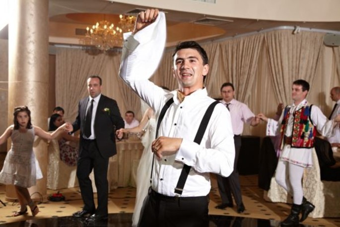 Dansul Perinița cu batista