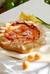 Crostata con pesche e mandorle (oppure albicocche).
