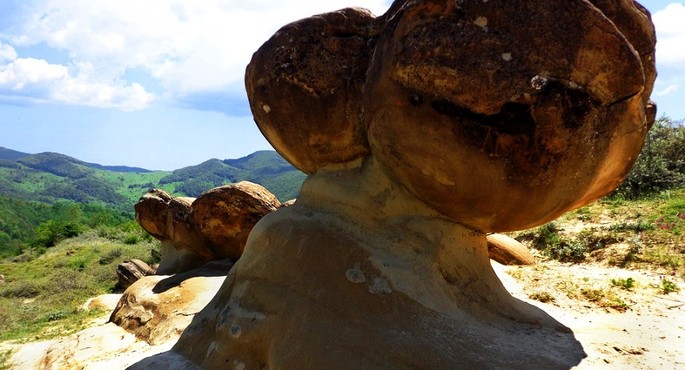 “The Trovants, or the ‘living stones’ of the Bozioru area, Buzău County”.