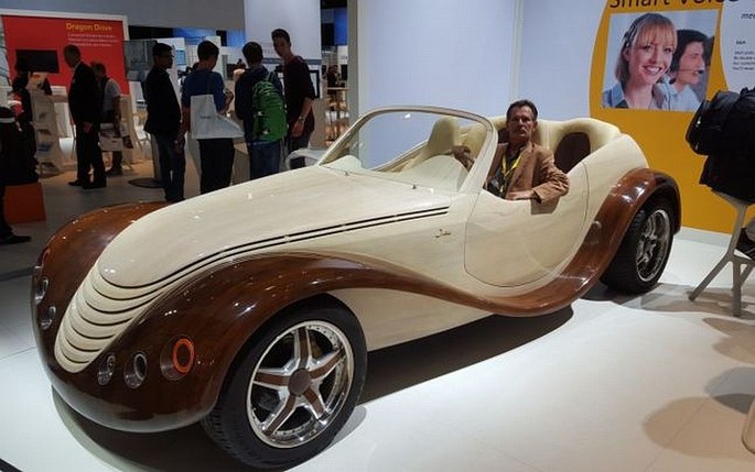 Maşina concept din lemn construită de un român