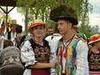 Giovani vestiti in costumi tradizionali romeni