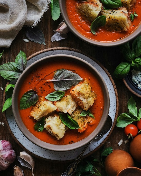 Zuppa tradizionale di fagioli con carne affumicata