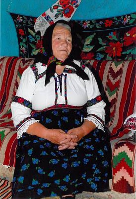 Woman singing a doina