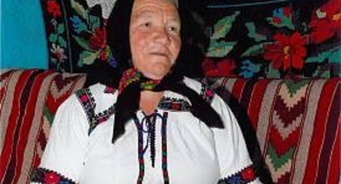 Woman singing a doina