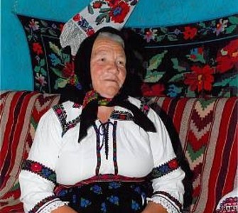 Woman singing a doina