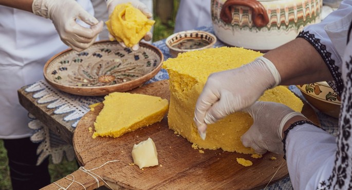 Where Does Mămăligă Actually Come From? The Story of a Dish That Became a Symbol of Romanian Cuisine Where Does Mămăligă Actually Come From? The Story of a Dish That Became a Symbol of Romanian Cuisine