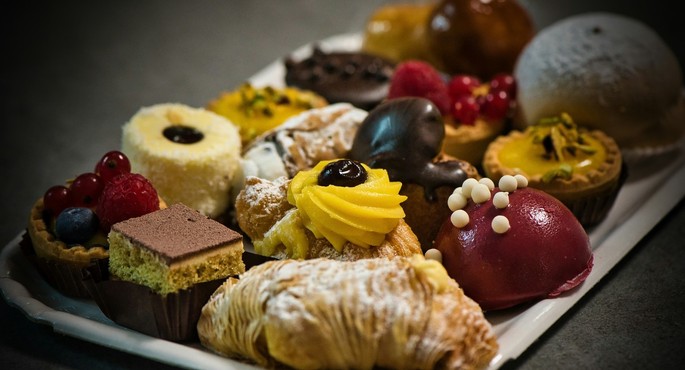 The Stories Behind Famous Desserts: From Imperial Confectioneries to Tables Around the World