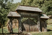 Porțile maramureșene și simbolurile sculptate în lemn