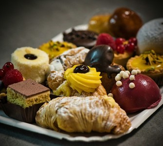 The Stories Behind Famous Desserts: From Imperial Confectioneries to Tables Around the World