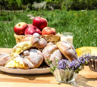 Brânzoaice “poale-n brâu" - Moldavia Brânzoaice “poale-n brâu" - Moldavia