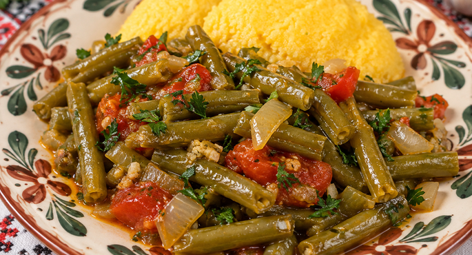 Green Beans with Garlic and Polenta – A Taste of Traditional Romanian Cuisine