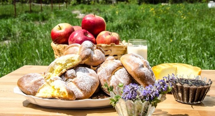 Brânzoaice “poale-n brâu" - Moldavia Brânzoaice “poale-n brâu" - Moldavia