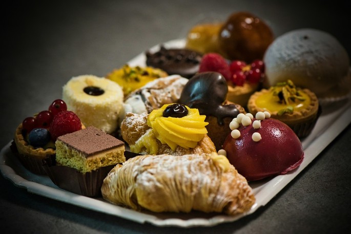 The Stories Behind Famous Desserts: From Imperial Confectioneries to Tables Around the World