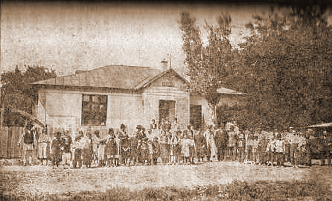 Source: School celebration at the Old School in Bordei Verde, Brăila County, 1925. Wikimedia Commons. Source: School celebration at the Old School in Bordei Verde, Brăila County, 1925. Wikimedia Commons.