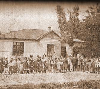 Source: School celebration at the Old School in Bordei Verde, Brăila County, 1925. Wikimedia Commons. Source: School celebration at the Old School in Bordei Verde, Brăila County, 1925. Wikimedia Commons.
